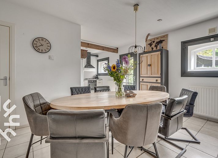 Sonnige Terrasse mit Sonnenschirmen im Ferienhaus ZE137 in Grijpskerke, Walcheren, Zeeland.