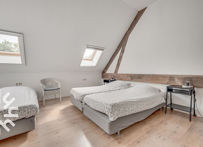 Sonnige Terrasse mit Sonnenschirmen im Ferienhaus ZE137 in Grijpskerke, Walcheren, Zeeland.