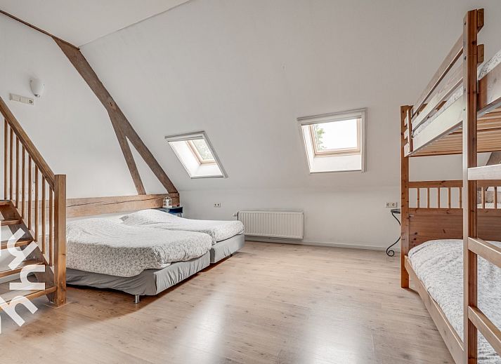 Traditionelle Backsteinfassade des Ferienhauses ZE137 in Grijpskerke, Walcheren, Zeeland.