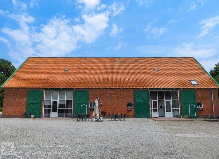 VZ042 Gruppenunterkunft Grijpskerke bietet ein charmantes Ferienhaus in Walcheren, Zeeland, mit rustikalem Aeusseren.