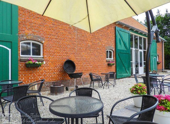 VZ042 Gruppenunterkunft Grijpskerke bietet ein charmantes Ferienhaus in Walcheren, Zeeland, mit rustikalem Aeusseren.