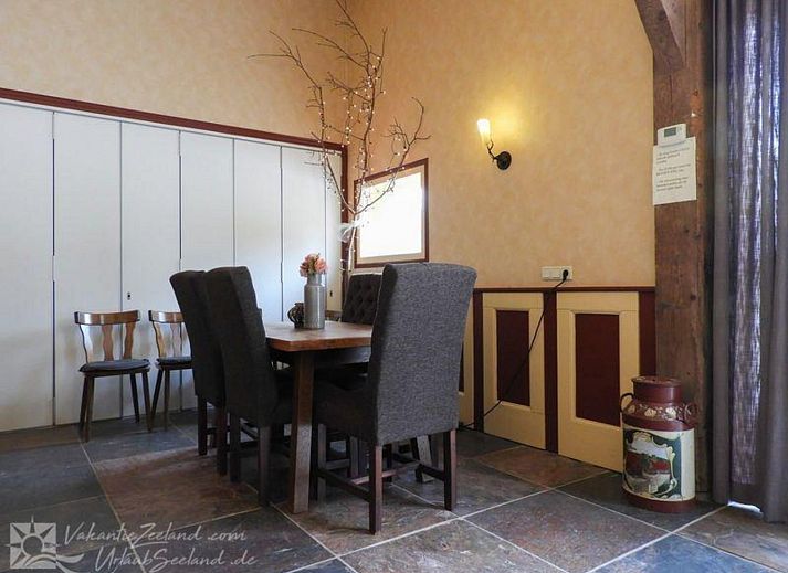 VZ042 Gruppenunterkunft Grijpskerke bietet ein charmantes Ferienhaus in Walcheren, Zeeland, mit rustikalem Aeusseren.