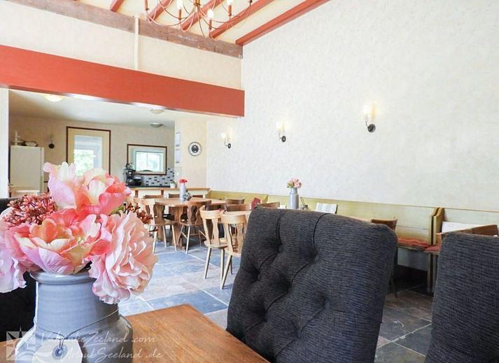 Geniessen Sie den grosszuegigen Aussenbereich von VZ042 Gruppenunterkunft Grijpskerke, einem Ferienhaus im malerischen Walcheren, Zeeland.