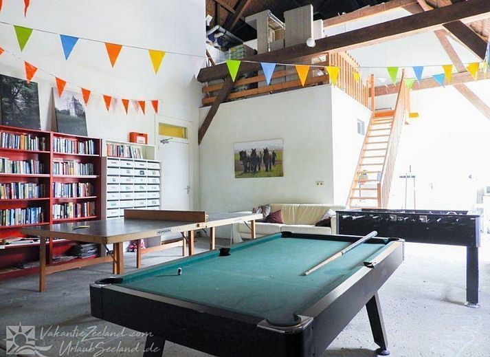 Geniessen Sie den grosszuegigen Aussenbereich von VZ042 Gruppenunterkunft Grijpskerke, einem Ferienhaus im malerischen Walcheren, Zeeland.