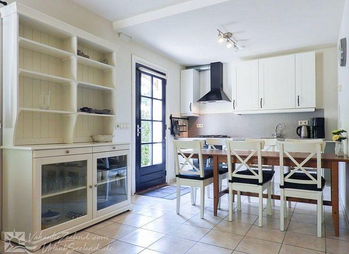 Geniessen Sie den grosszuegigen Aussenbereich von VZ042 Gruppenunterkunft Grijpskerke, einem Ferienhaus im malerischen Walcheren, Zeeland.