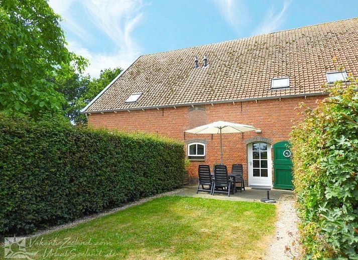 Entspannen Sie sich auf der Terrasse von VZ042 Gruppenunterkunft Grijpskerke, einem gemuetlichen Ferienhaus im gruenen Walcheren, Zeeland.