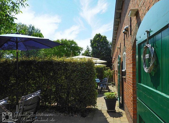 Entspannen Sie sich auf der Terrasse von VZ042 Gruppenunterkunft Grijpskerke, einem gemuetlichen Ferienhaus im gruenen Walcheren, Zeeland.