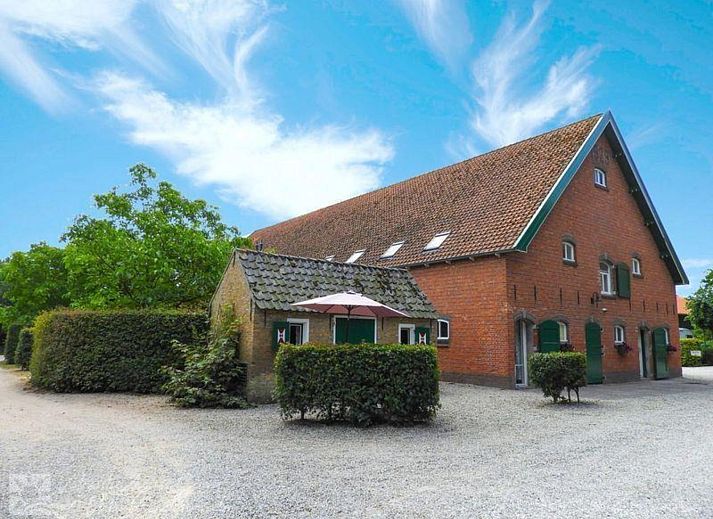 Entspannen Sie sich auf der Terrasse von VZ042 Gruppenunterkunft Grijpskerke, einem gemuetlichen Ferienhaus im gruenen Walcheren, Zeeland.