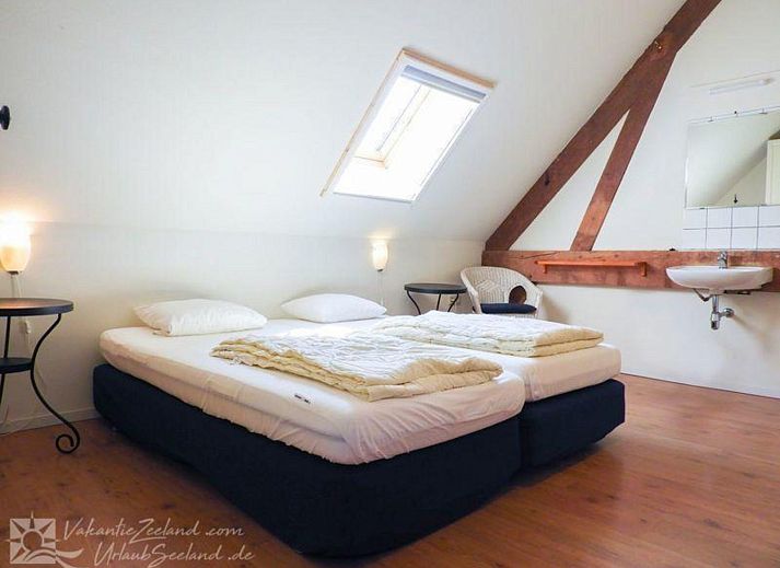 Entspannen Sie sich auf der Terrasse von VZ042 Gruppenunterkunft Grijpskerke, einem gemuetlichen Ferienhaus im gruenen Walcheren, Zeeland.