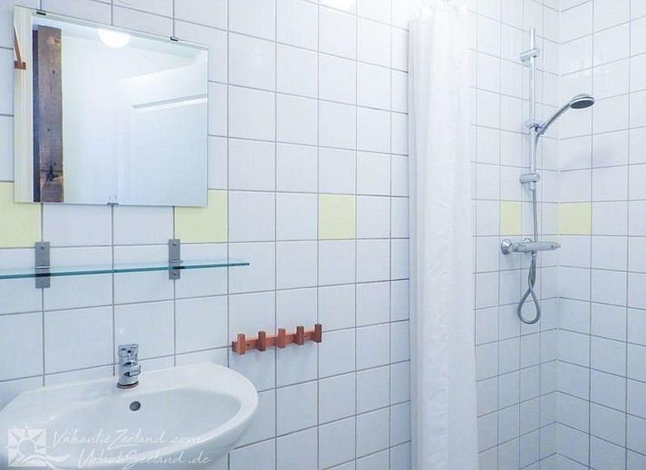 Entspannen Sie sich auf der Terrasse von VZ042 Gruppenunterkunft Grijpskerke, einem gemuetlichen Ferienhaus im gruenen Walcheren, Zeeland.