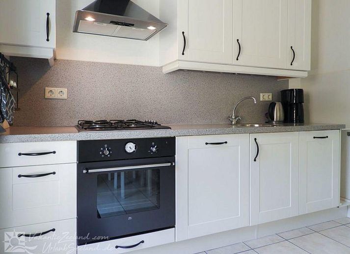 VZ042 Gruppenunterkunft Grijpskerke bietet eine einladende Terrasse fuer Gaeste im schoenen Walcheren, Zeeland.