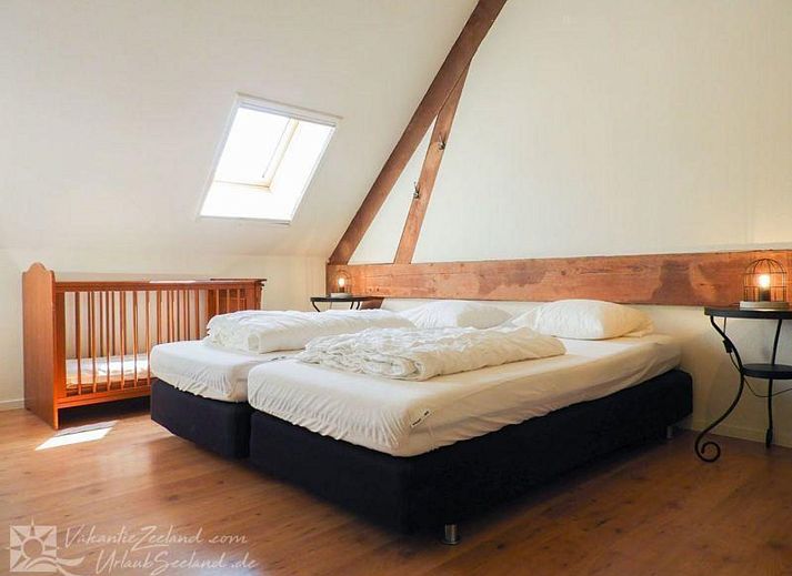 VZ042 Gruppenunterkunft Grijpskerke bietet eine einladende Terrasse fuer Gaeste im schoenen Walcheren, Zeeland.