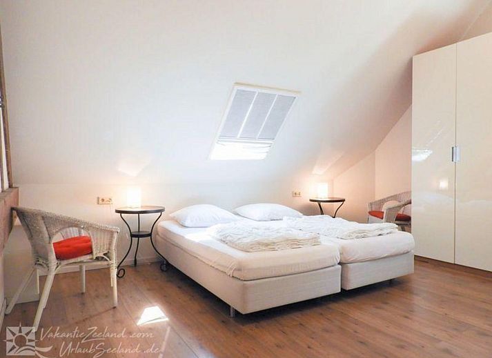 VZ042 Gruppenunterkunft Grijpskerke bietet eine einladende Terrasse fuer Gaeste im schoenen Walcheren, Zeeland.