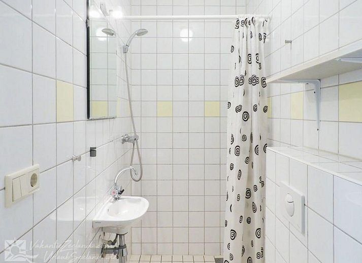 VZ042 Gruppenunterkunft Grijpskerke bietet eine einladende Terrasse fuer Gaeste im schoenen Walcheren, Zeeland.