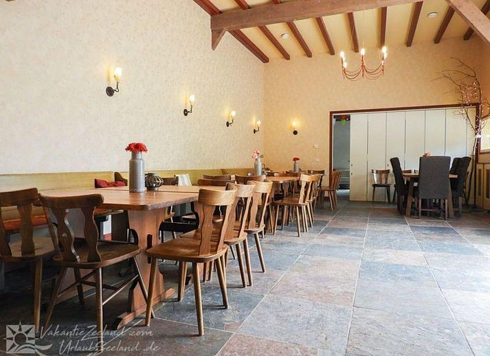 Gemuetlicher Essbereich in der Gruppenunterkunft VZ042 Grijpskerke, ideal fuer Gruppenaufenthalte in Walcheren, Zeeland.