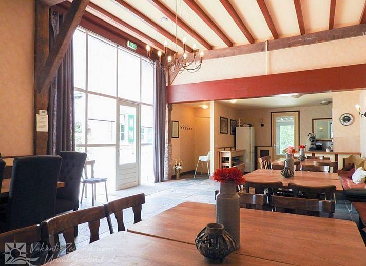 Gemuetlicher Essbereich in der Gruppenunterkunft VZ042 Grijpskerke, ideal fuer Gruppenaufenthalte in Walcheren, Zeeland.