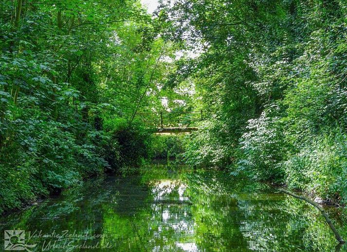 Stilvolles Esszimmer in VZ042 Gruppenunterkunft Grijpskerke, ideal fuer einen Urlaub in Walcheren, Zeeland.