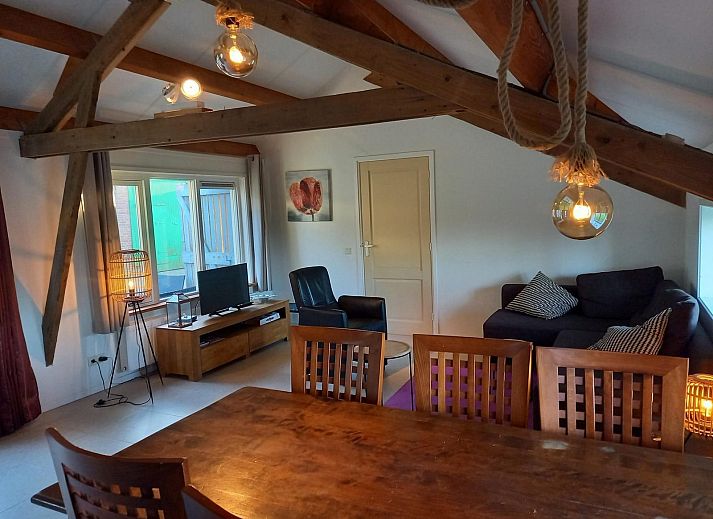 Terrasse von VZ494 Ferienhaus Grijpskerke mit bequemen Stuehlen, Walcheren, Zeeland.