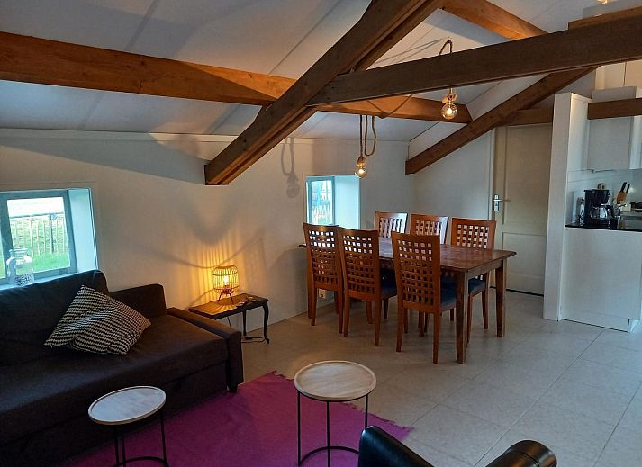 Terrasse von VZ494 Ferienhaus Grijpskerke mit bequemen Stuehlen, Walcheren, Zeeland.