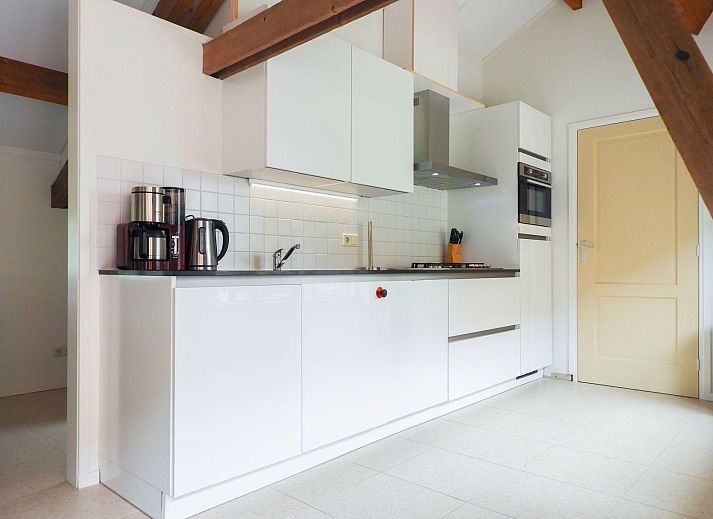 Terrasse von VZ494 Ferienhaus Grijpskerke mit bequemen Stuehlen, Walcheren, Zeeland.