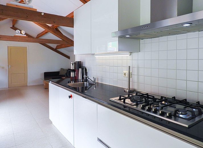 Sonnenkollektoren auf dem Dach von VZ494 Ferienhaus Grijpskerke, Walcheren, Zeeland.