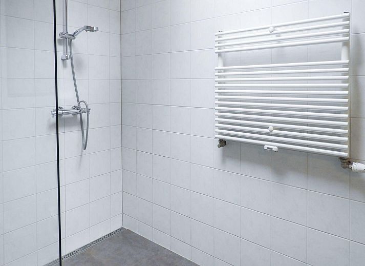 Sonnenkollektoren auf dem Dach von VZ494 Ferienhaus Grijpskerke, Walcheren, Zeeland.