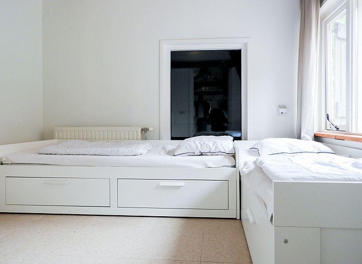 Gruener Garten mit Trampolin in VZ494 Ferienhaus Grijpskerke, Walcheren, Zeeland.