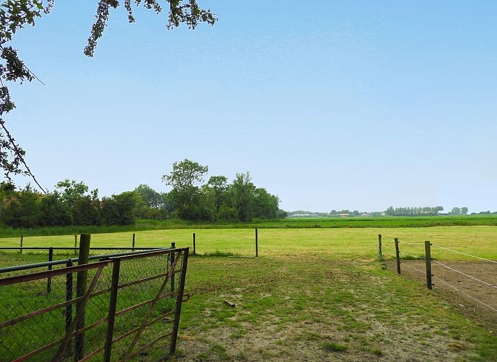 Gruener Garten mit Trampolin in VZ494 Ferienhaus Grijpskerke, Walcheren, Zeeland.