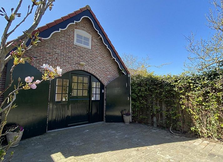 Geniet van de zonnige patio bij VZ944 Vakantiehuis in Grijpskerke, Walcheren, Zeeland.