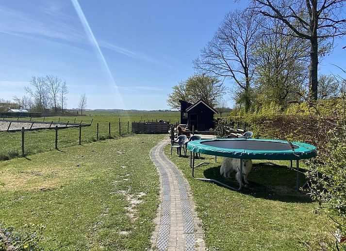 Geniet van de zonnige patio bij VZ944 Vakantiehuis in Grijpskerke, Walcheren, Zeeland.