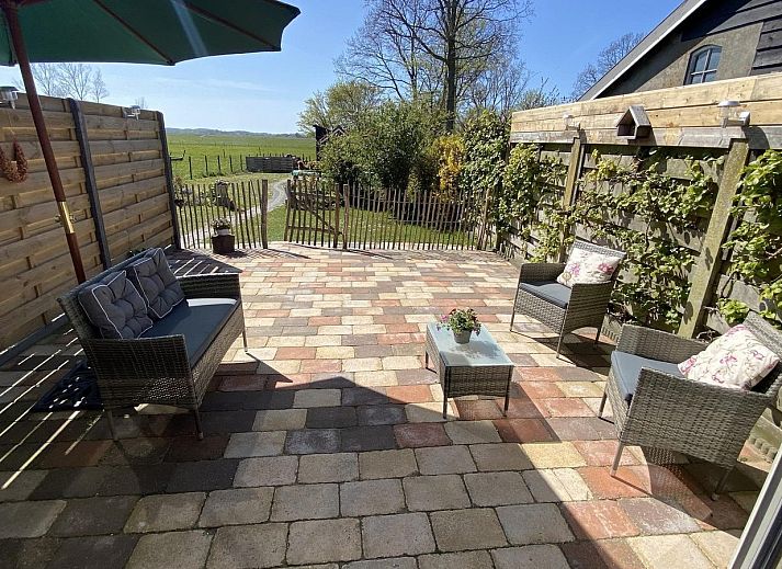 Geniet van de zonnige patio bij VZ944 Vakantiehuis in Grijpskerke, Walcheren, Zeeland.