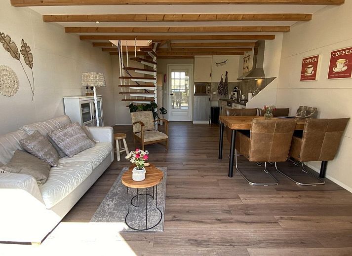 Geniet van de zonnige patio bij VZ944 Vakantiehuis in Grijpskerke, Walcheren, Zeeland.