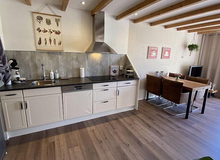 Ruime tuin met trampoline bij VZ944 Vakantiehuis in Grijpskerke, Walcheren, Zeeland.