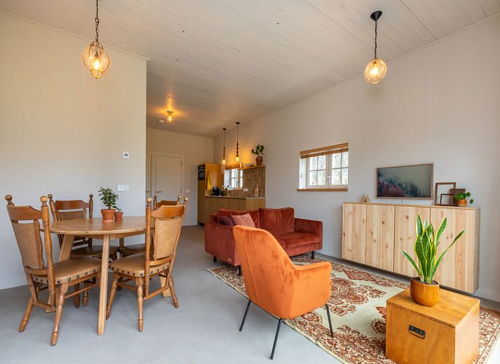 Sfeervolle slaapkamer in Vakantiehuis De kleine Pionier, Grijpskerke, Walcheren, Zeeland met comfortabel tweepersoonsbed.