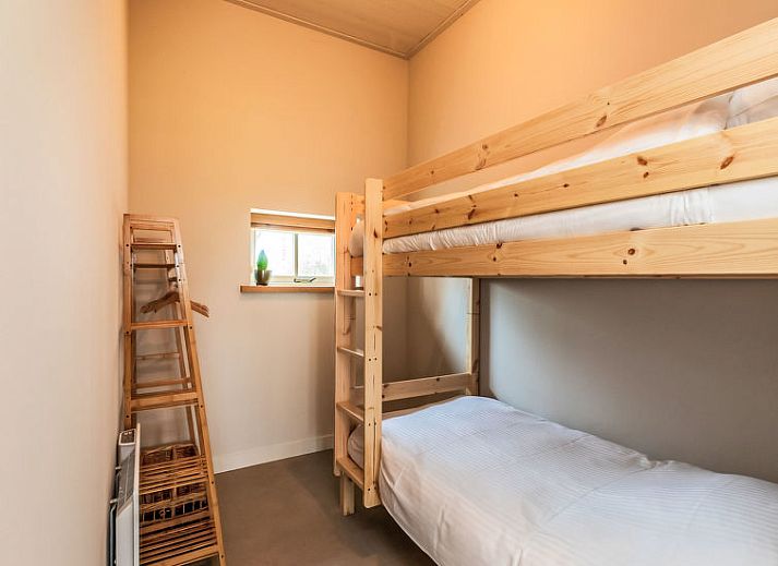 Sfeervolle slaapkamer in Vakantiehuis De kleine Pionier, Grijpskerke, Walcheren, Zeeland met comfortabel tweepersoonsbed.