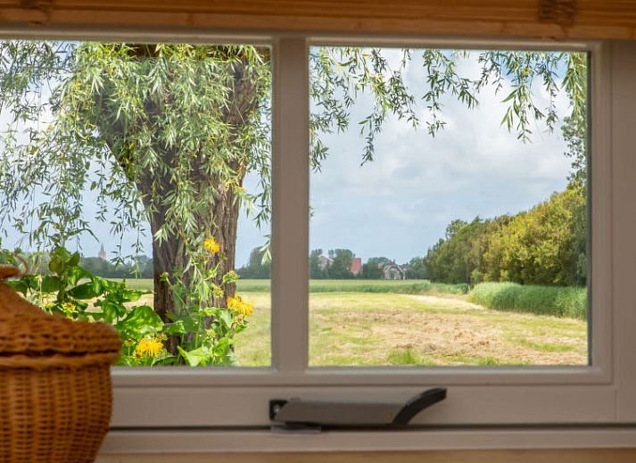 Sfeervolle slaapkamer in Vakantiehuis De kleine Pionier, Grijpskerke, Walcheren, Zeeland met comfortabel tweepersoonsbed.