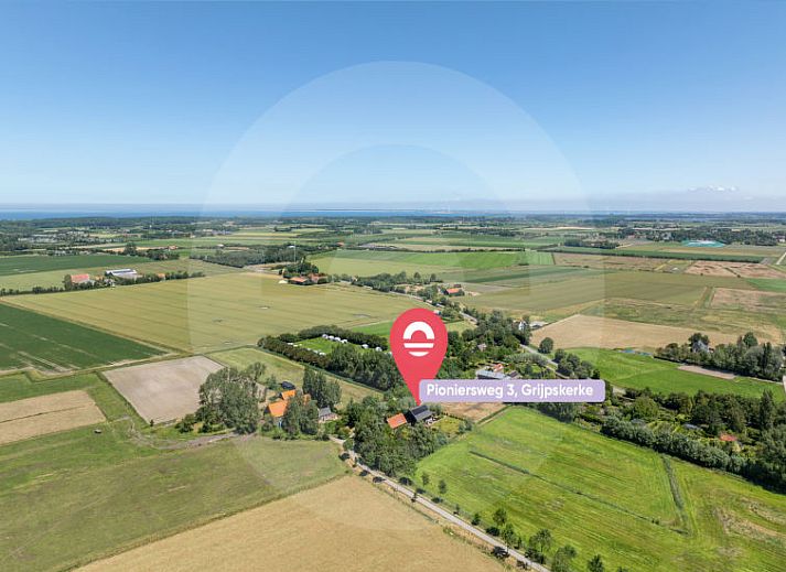 Sfeervolle slaapkamer in Vakantiehuis De kleine Pionier, Grijpskerke, Walcheren, Zeeland met comfortabel tweepersoonsbed.