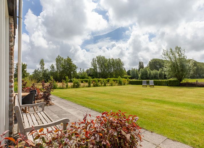 Sfeervolle slaapkamer in Vakantiehuis De kleine Pionier, Grijpskerke, Walcheren, Zeeland met comfortabel tweepersoonsbed.