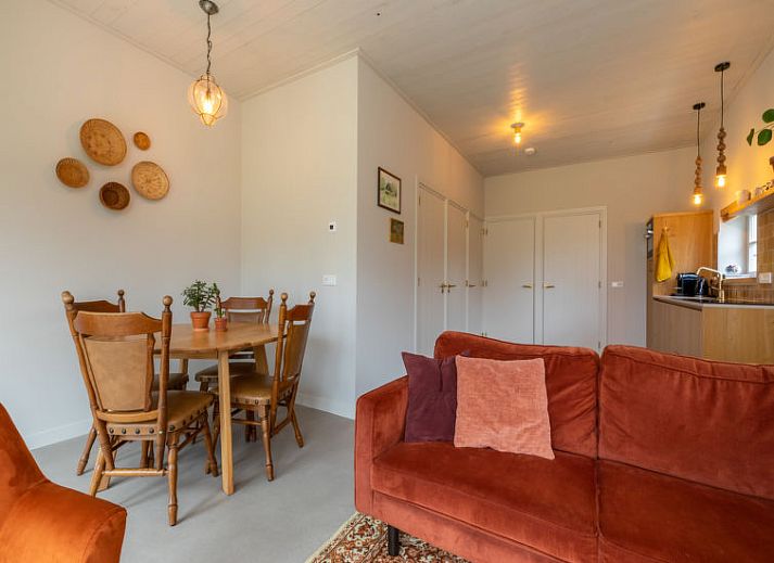 Terras van Vakantiehuis De kleine Pionier in Grijpskerke, Walcheren, Zeeland met zitgelegenheid en toegang tot de tuin.