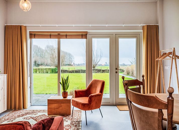 Moderne badkamer in Vakantiehuis De kleine Pionier, Grijpskerke, Walcheren, Zeeland met stijlvolle douche en wastafel.