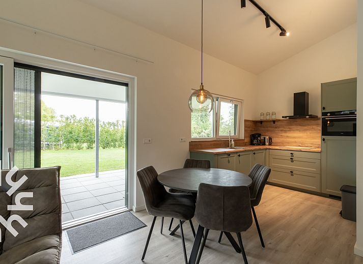 Uitzicht vanaf het terras van vakantiehuis ZE1470 in Grijpskerke, Walcheren, omringd door groen.