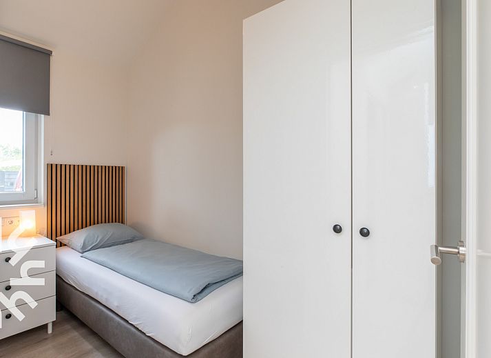 Zonnig terras van vakantiehuis ZE1470 in Grijpskerke, Walcheren, met ligstoelen en tijdschrift.