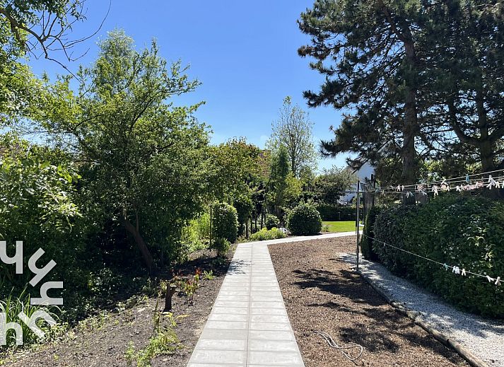 Modern bathroom with shower in vacation home ZE1415, Gapinge, Walcheren, Zeeland.
