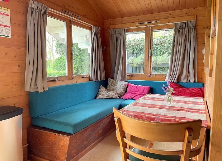 Veranda des Ferienhauses VZ2319 Natur in Koudekerke-Dishoek mit Blick auf die gruene Umgebung in Walcheren, Zeeland.