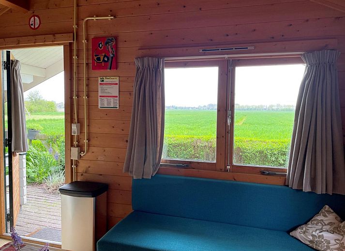 Veranda des Ferienhauses VZ2319 Natur in Koudekerke-Dishoek mit Blick auf die gruene Umgebung in Walcheren, Zeeland.
