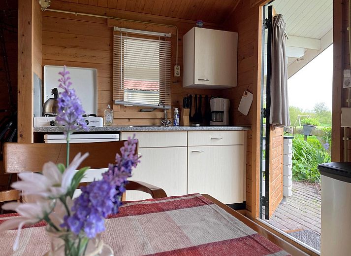 Veranda des Ferienhauses VZ2319 Natur in Koudekerke-Dishoek mit Blick auf die gruene Umgebung in Walcheren, Zeeland.