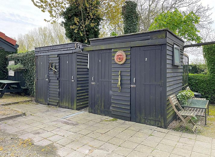 Gemuetliches Interieur von VZ2319 Nature cottage in Koudekerke-Dishoek mit Holzinterieur und komfortabler Sitzecke.