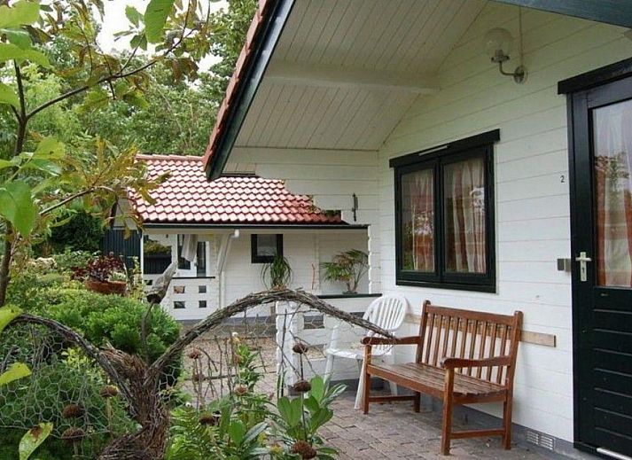 Gemuetliches Interieur von VZ2319 Nature cottage in Koudekerke-Dishoek mit Holzinterieur und komfortabler Sitzecke.