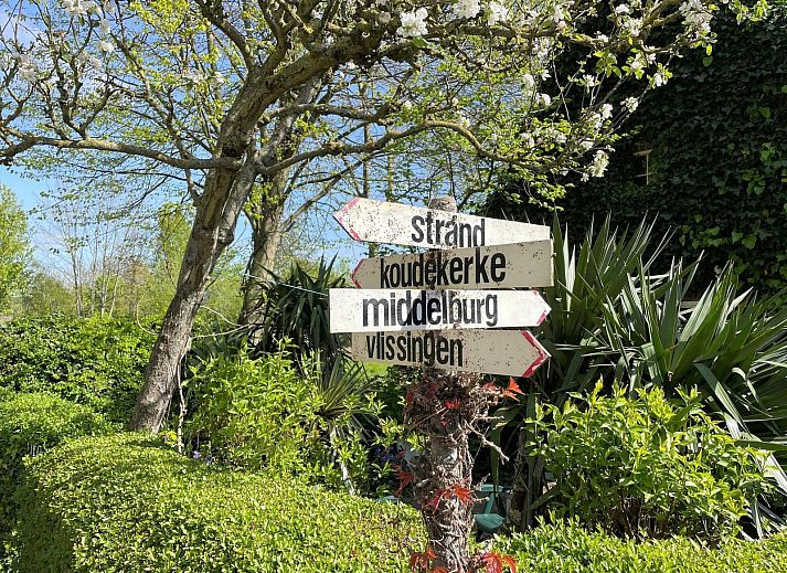 Blick von VZ2319 Naturhaeuschen in Koudekerke-Dishoek auf weite Felder in Walcheren, Zeeland.