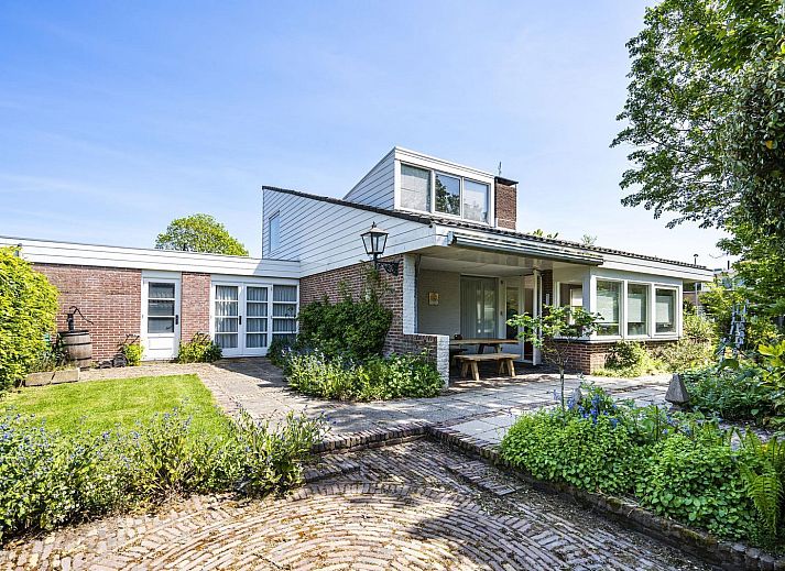 Das Ferienhaus VZ937 in Koudekerke-Dishoek, Walcheren, hat ein charmantes Aeusseres mit Backstein und weisser Verkleidung.